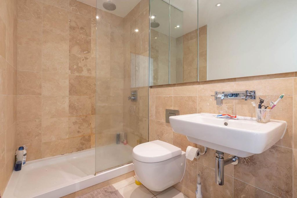 Property photo 3 of 9 Bathroom