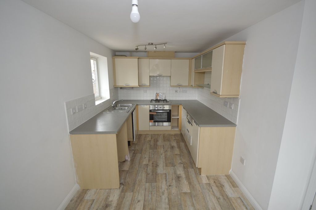 Property photo 3 of 11 Kitchen