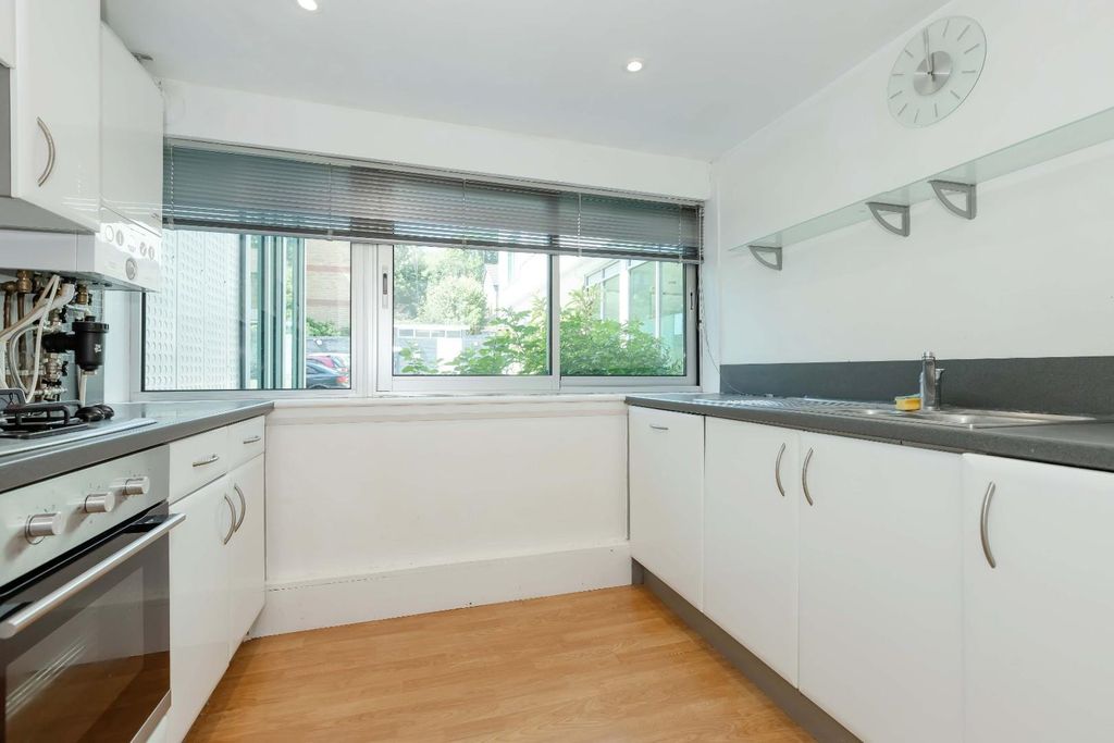 Property photo 3 of 16 Park Apartments_8.Jpg