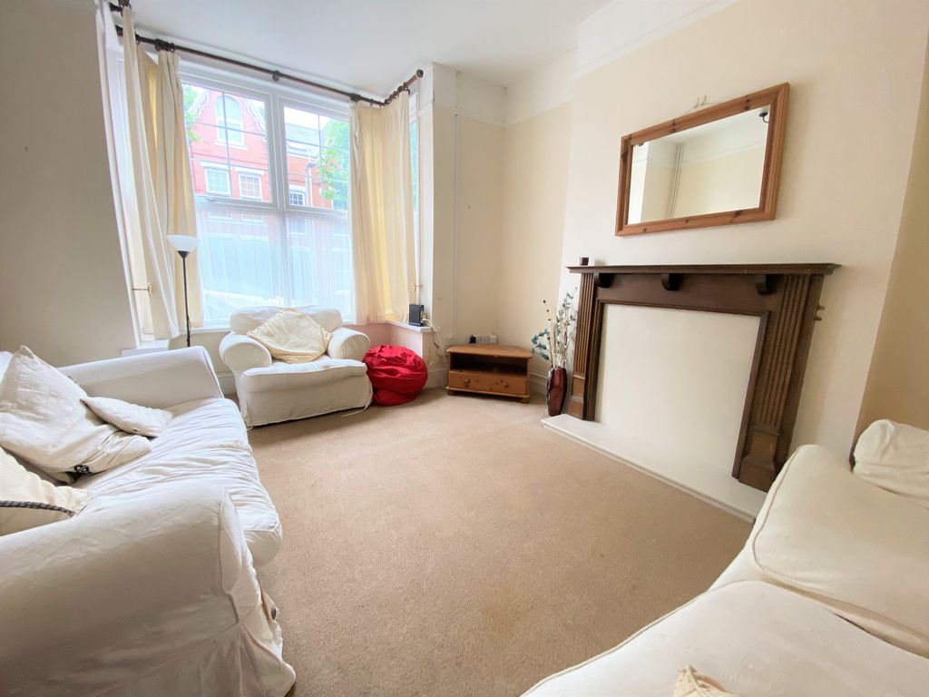 Property photo 3 of 12 Image00005