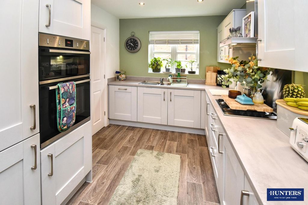 Property photo 3 of 18 Kitchen