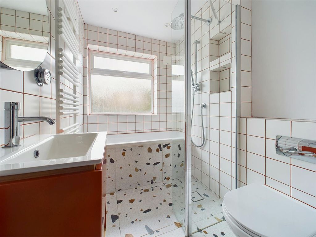 Property photo 2 of 24 Bathroom