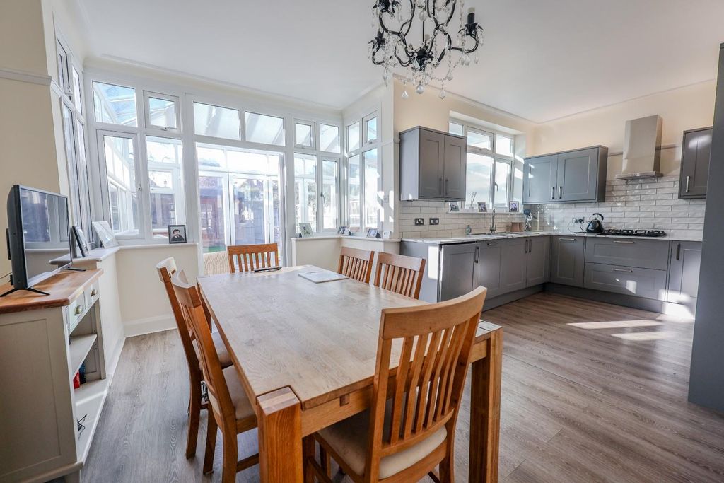 Property photo 2 of 32