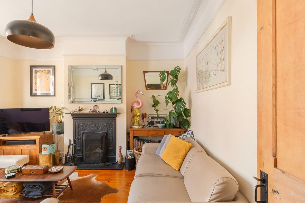 Property photo 3 of 26 0M4Ptse - Living Room E.Jpg