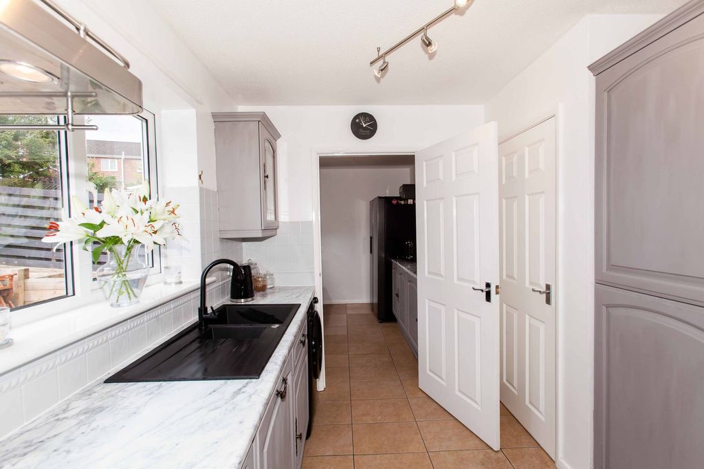 Property photo 2 of 43