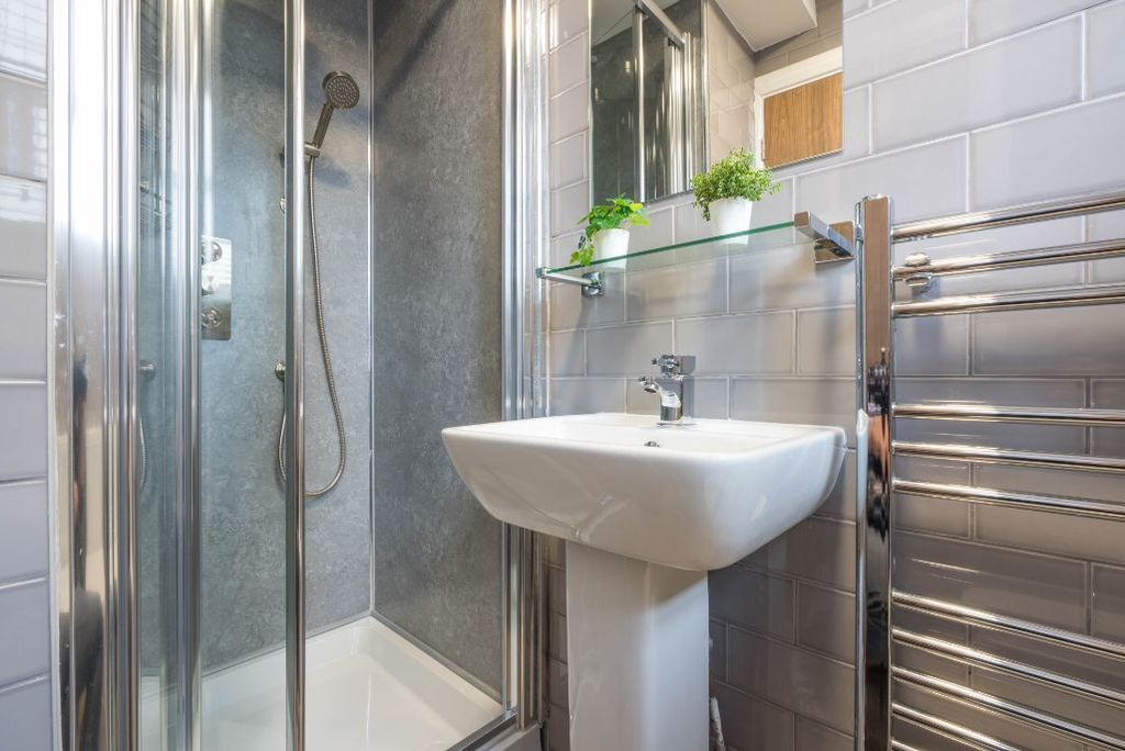 Property photo 3 of 9 Kh10 - Bathroom
