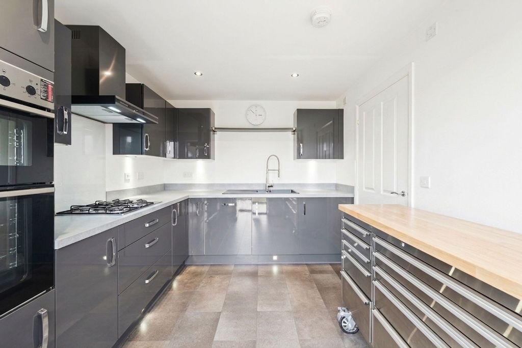 Property photo 2 of 43