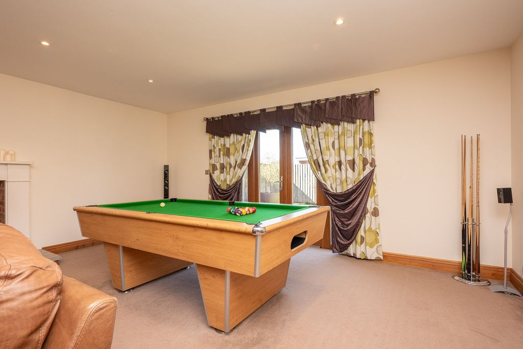 Property photo 3 of 30 Thepaddock,Holtroad,Woodnorton-29