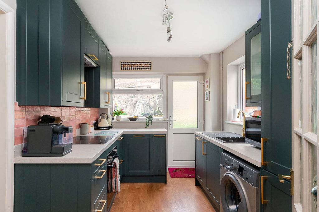 Property photo 3 of 21 1C2Gfs - Kitchen D.Jpg