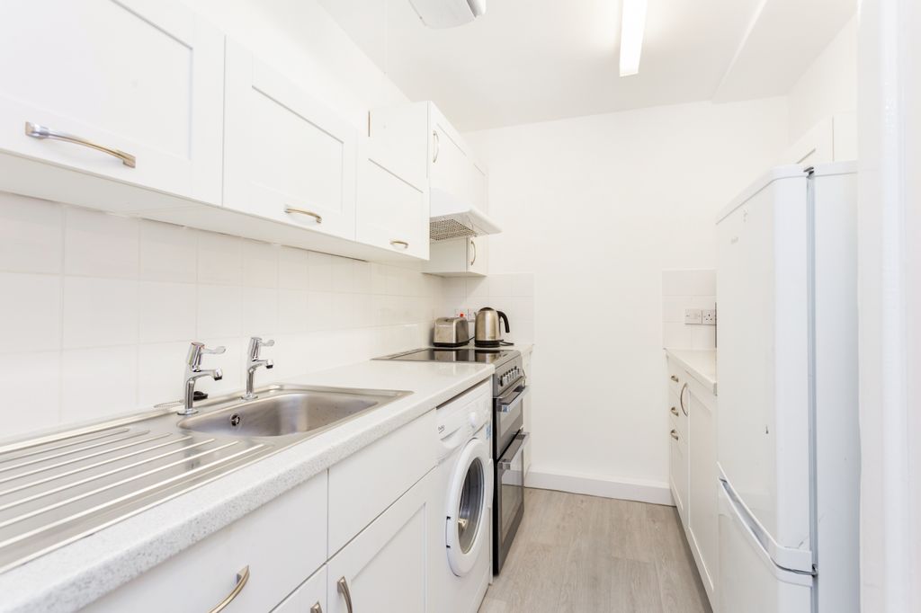 Property photo 3 of 11 Kitchen
