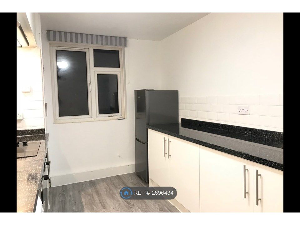 Property photo 3 of 7 Kitchen