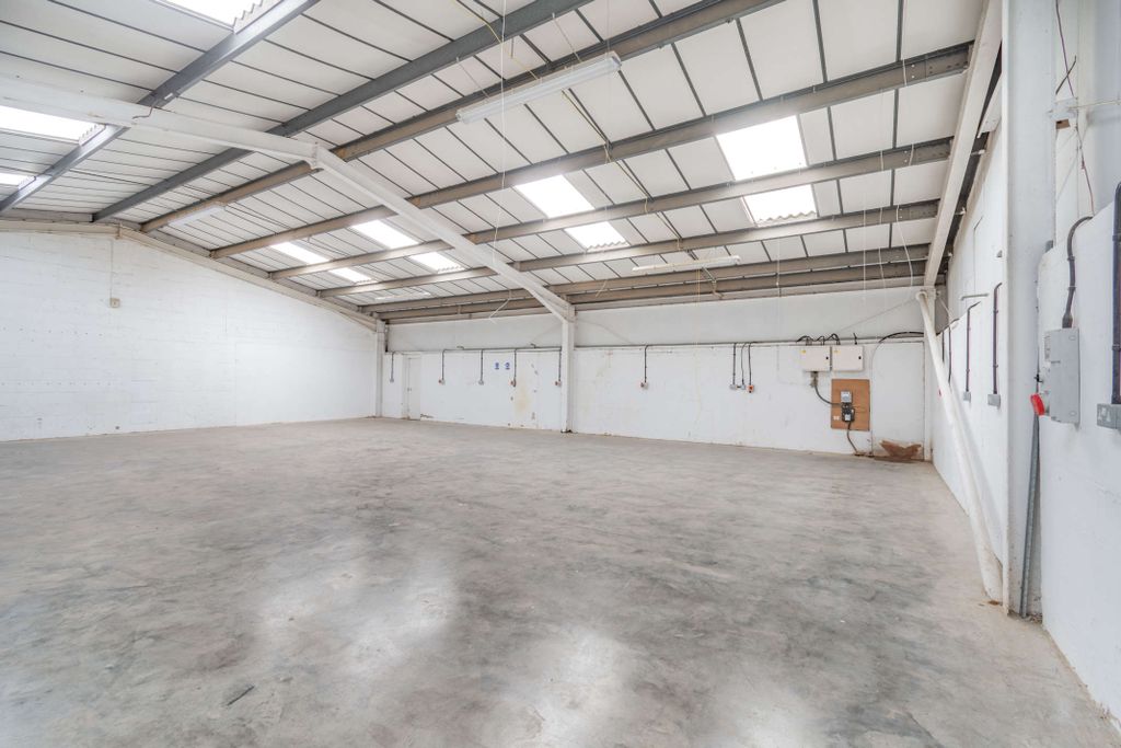 Property photo 3 of 12 8487680-Interior04-800