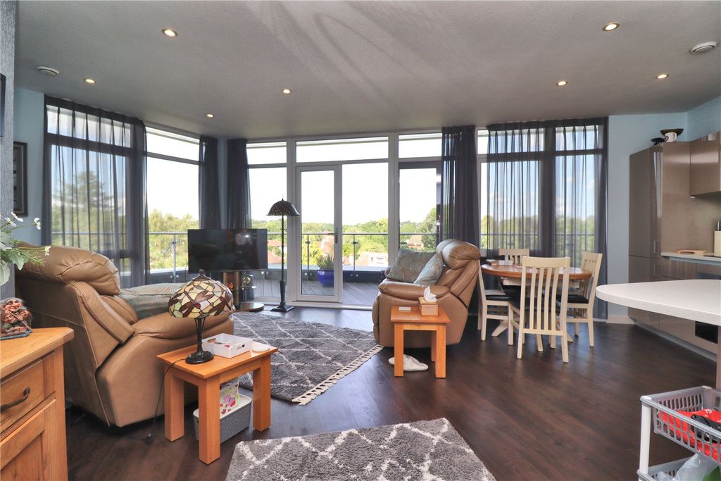 Property photo 2 of 17 Picture No. 10