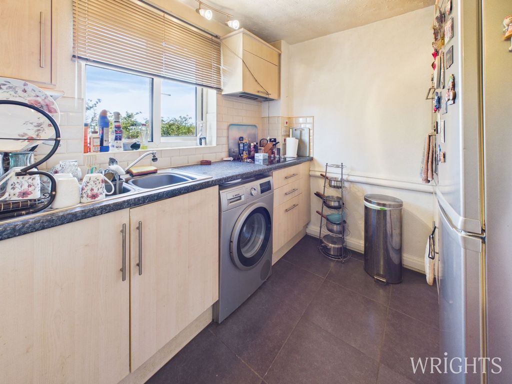 Property photo 3 of 9 Kitchen