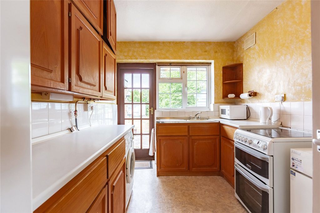 Property photo 3 of 10 Kitchen