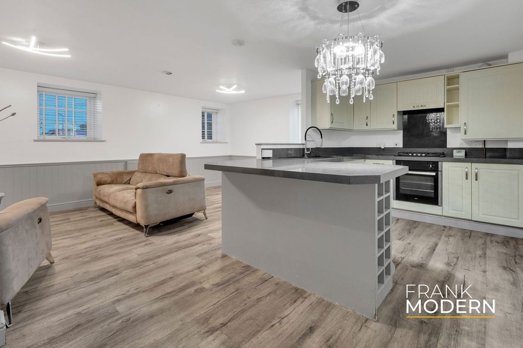 Property photo 2 of 24 Living / Kitchen / Diner