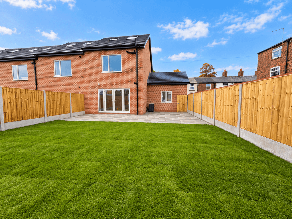 Property photo 2 of 11 Plot 8 Rear Garden 2