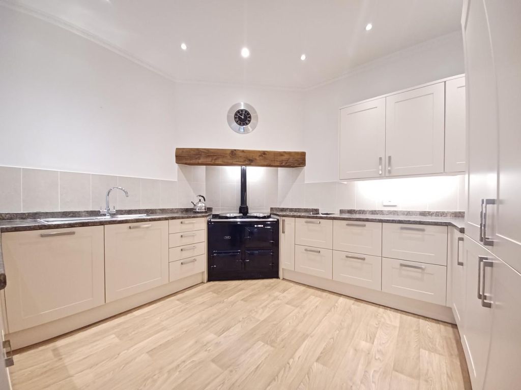 Property photo 3 of 18 Kitchen