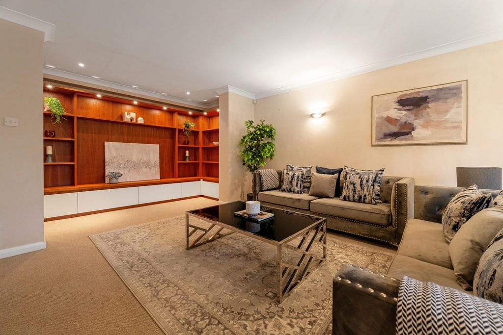 Property photo 2 of 28