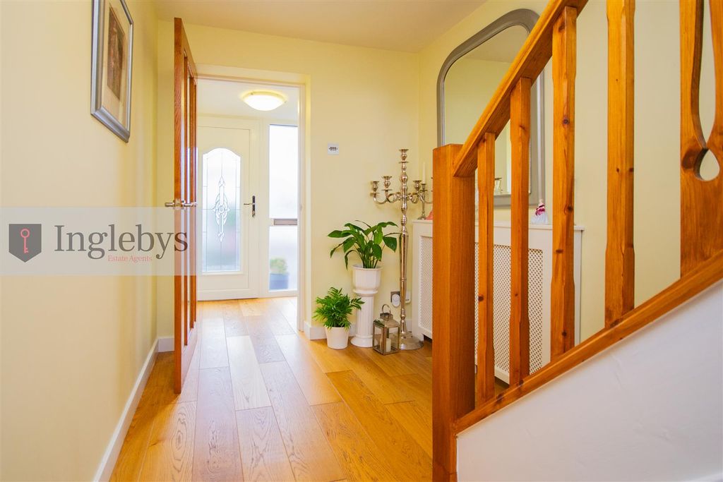 Property photo 2 of 28