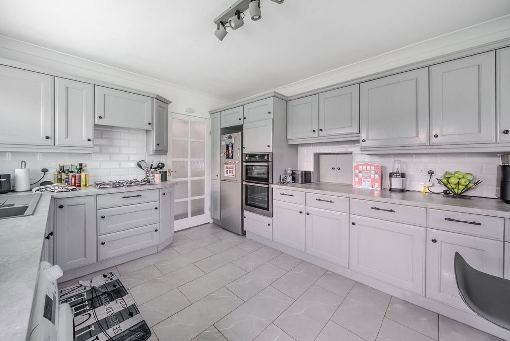 Property photo 3 of 20 Kitchen