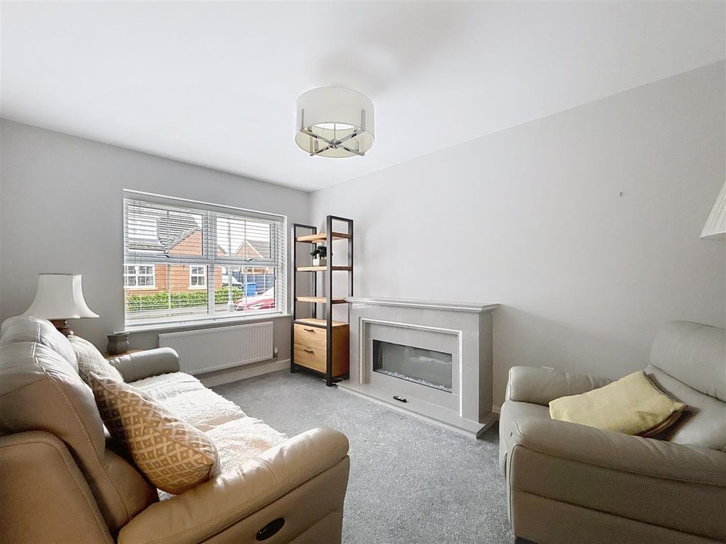 Property photo 3 of 17 Lounge