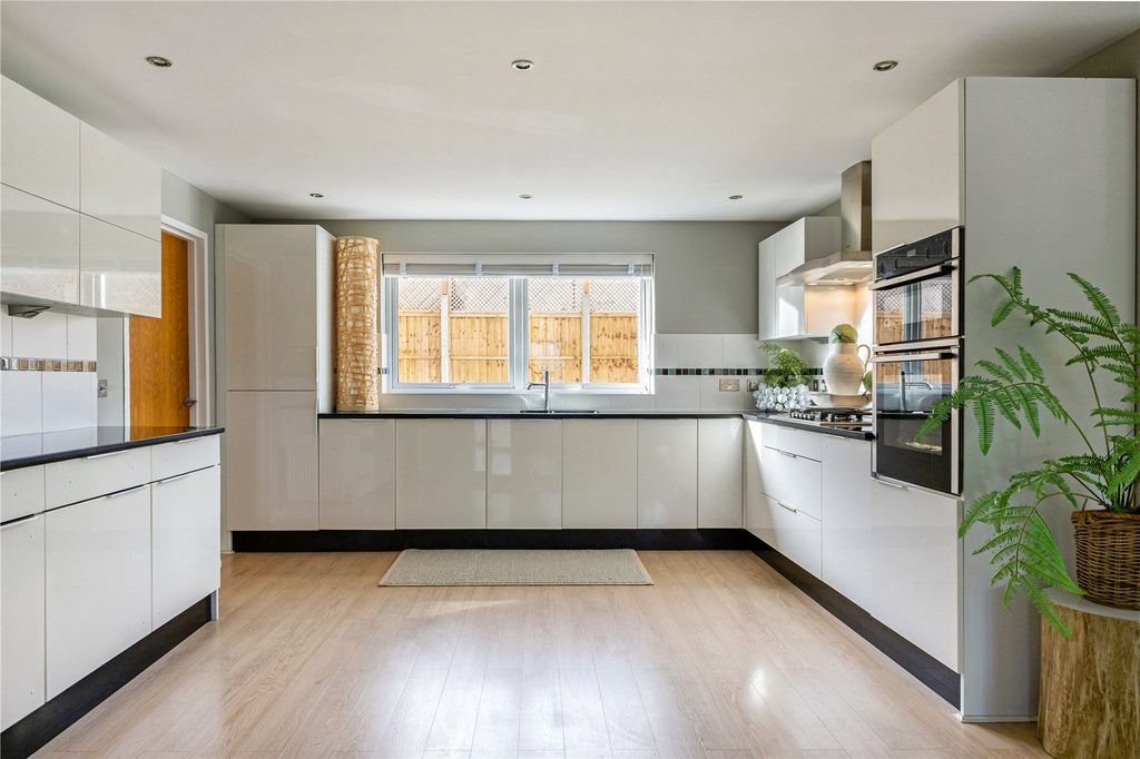 Property photo 2 of 21 Kitchen