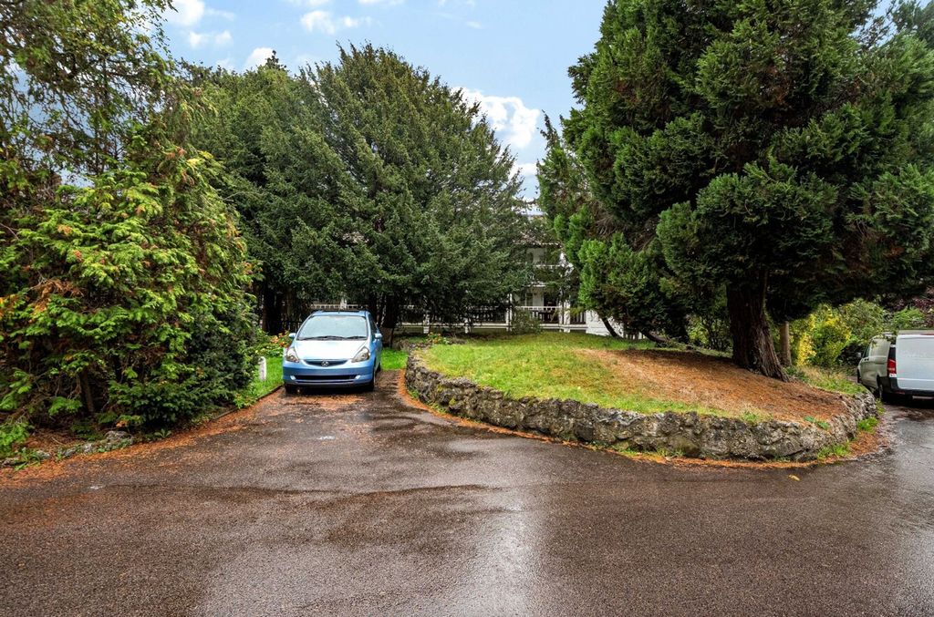 Property photo 2 of 13 Drummond Gardens Christ Church Mount, Kt19 8Rp