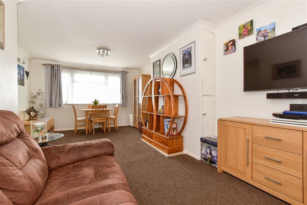 Property photo 1 of 9 Lounge