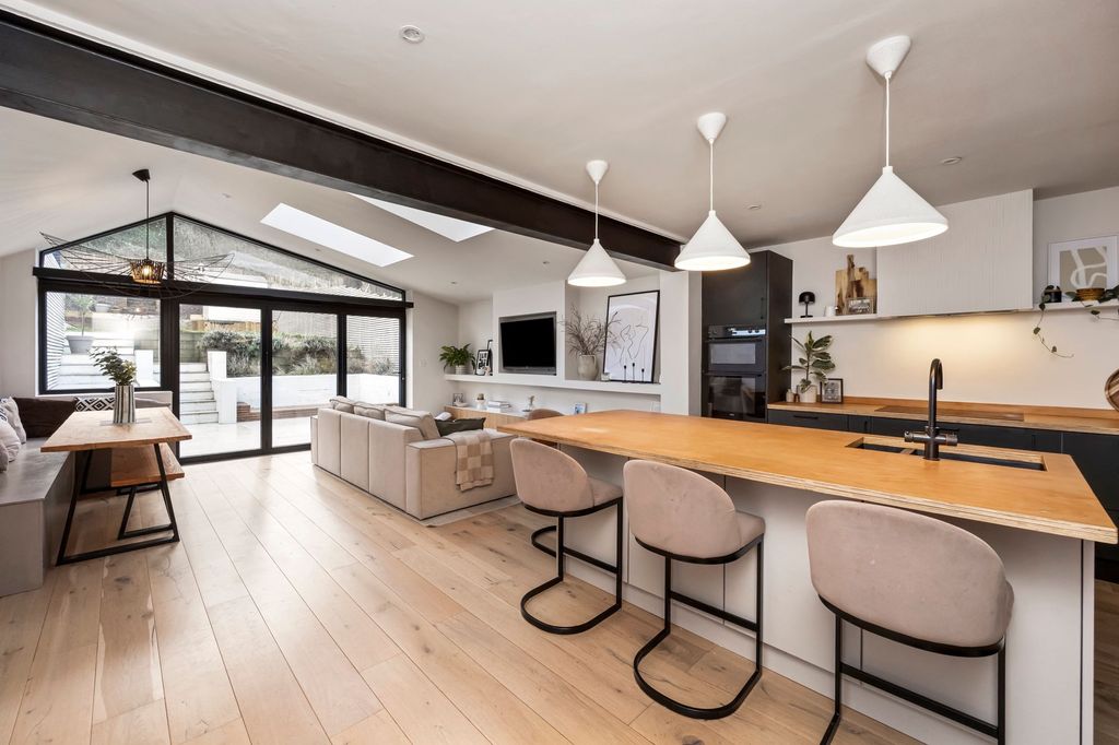 Property photo 2 of 35