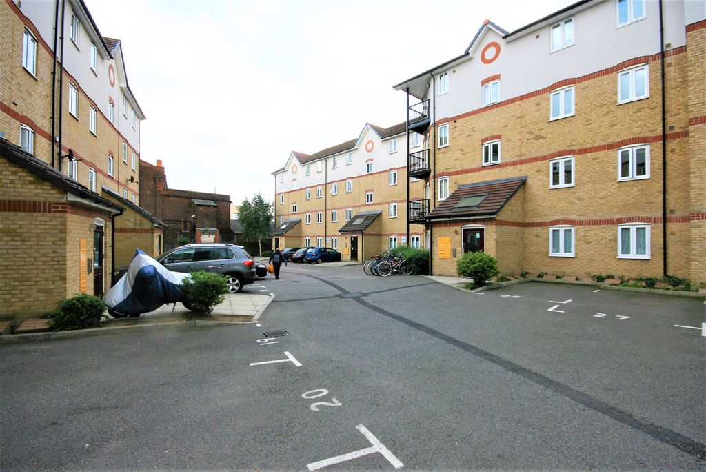 Property photo 1 of 11 2-Bedroom Apartment With Private Gated Parking In E3