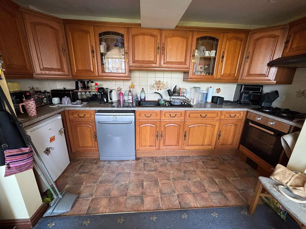 Property photo 3 of 5 Kitchen