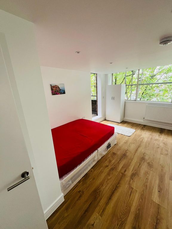 Property photo 2 of 12 Large Double With Balcony Available 2nd October