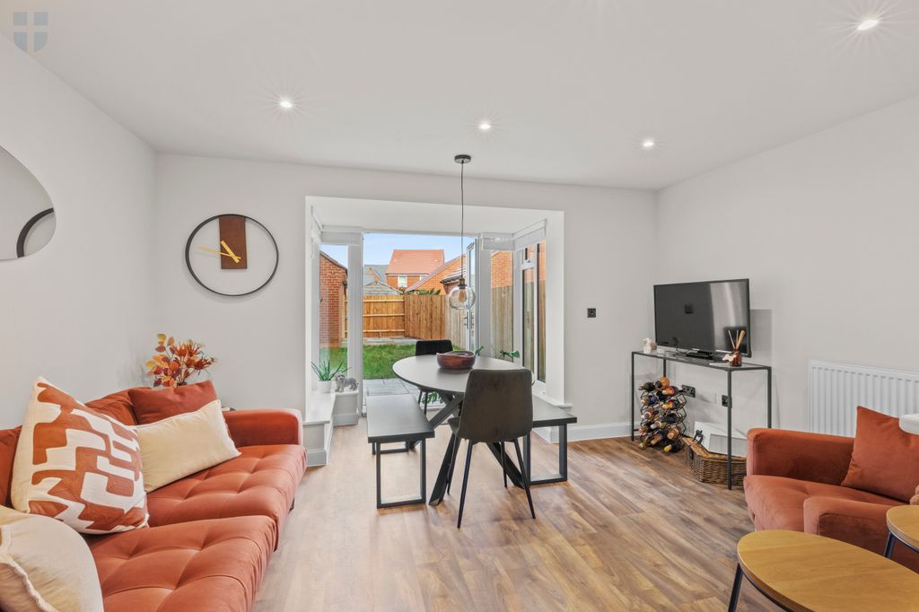 Property photo 3 of 14 43 Sutton Grove, Hp22 7EU-10