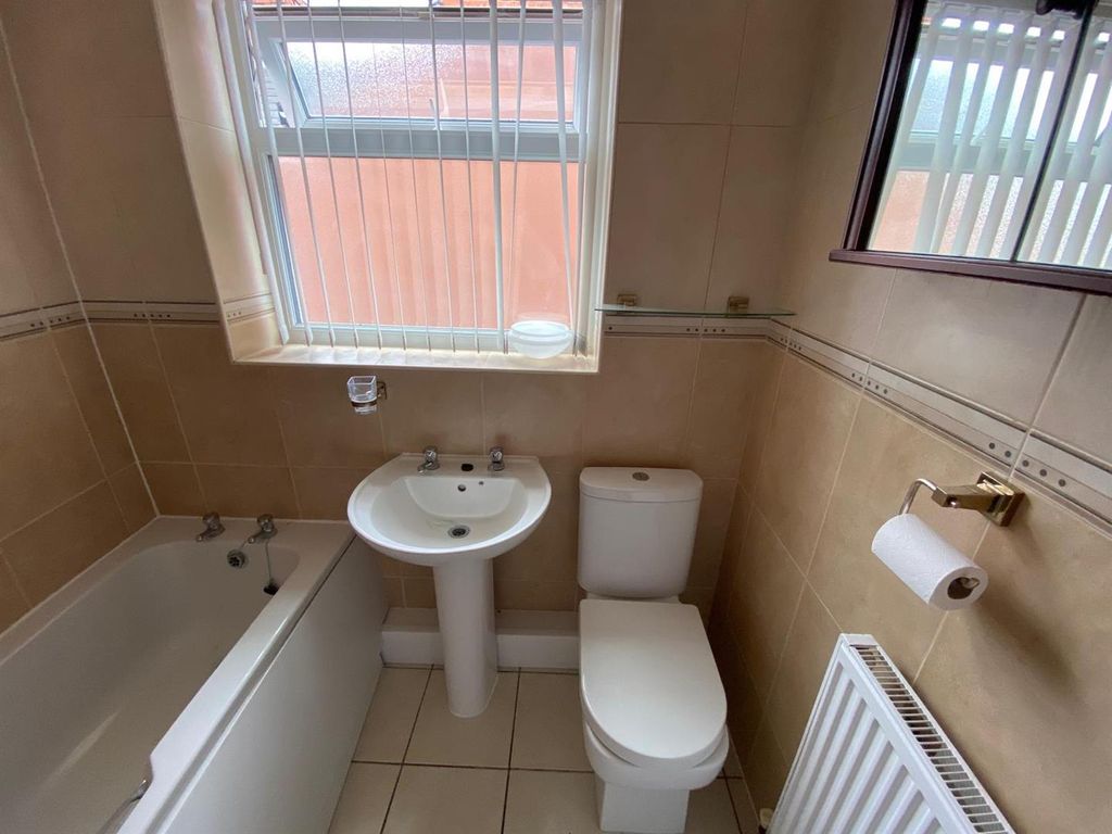 Property photo 3 of 10 Bathroom