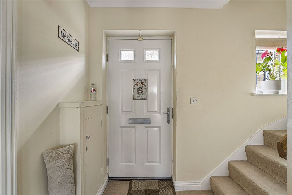 Property photo 3 of 21 Entrance Hall