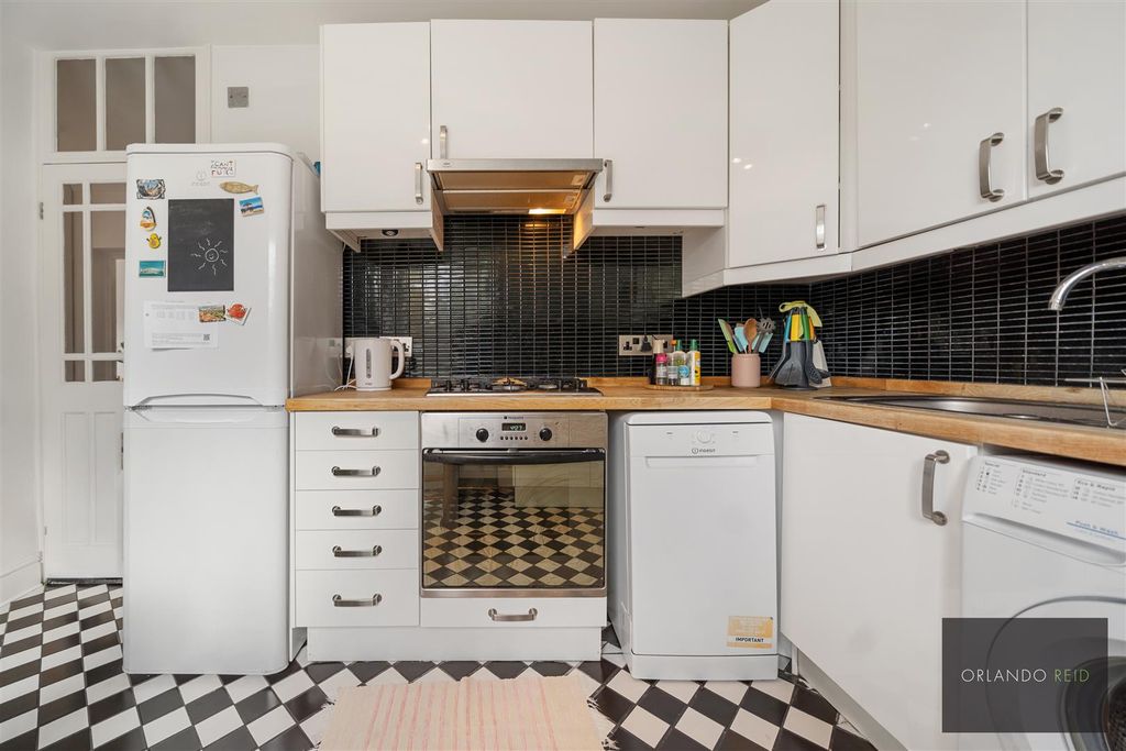 Property photo 3 of 12 Flat 57, Stockwell Gardens Sw9 0Ry-9.Jpg