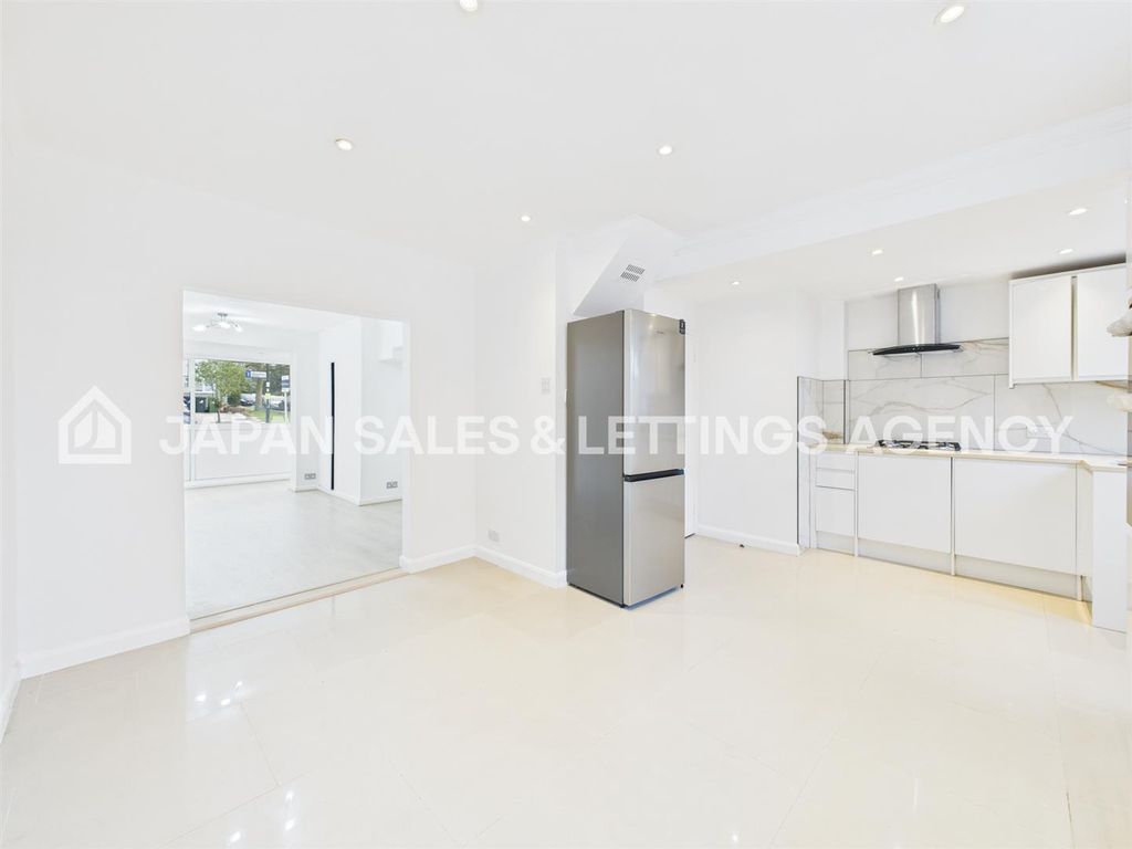 Property photo 3 of 18 Cam04401G0-Pr0099-Still009.Jpg