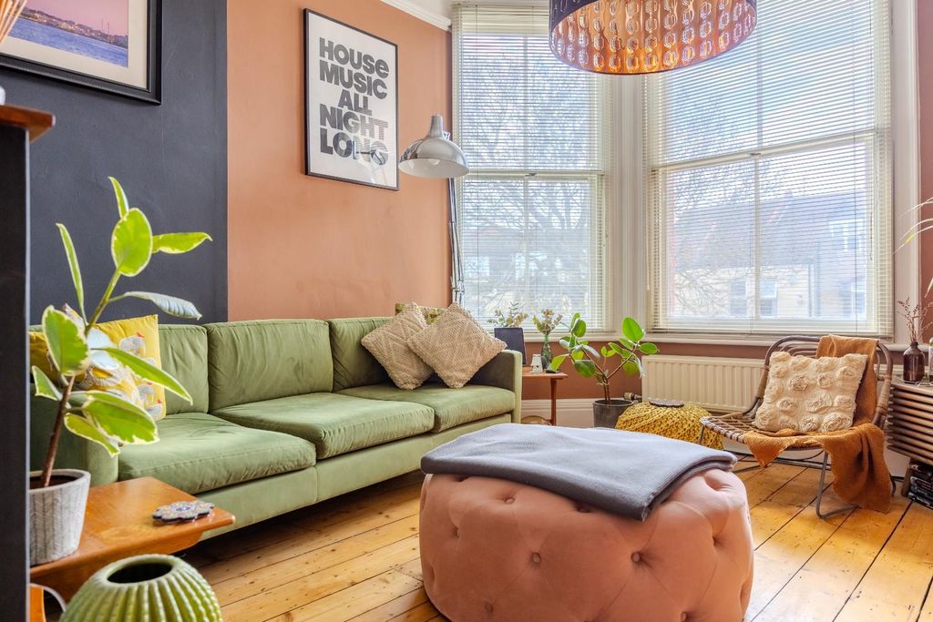 Property photo 2 of 21 Lounge