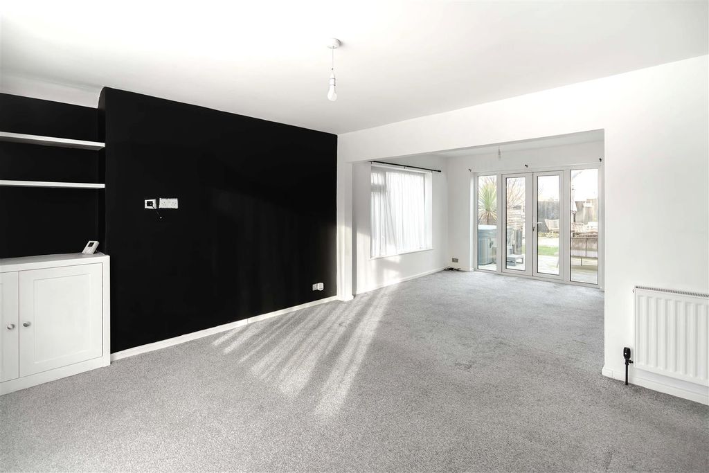 Property photo 3 of 16 Lounge