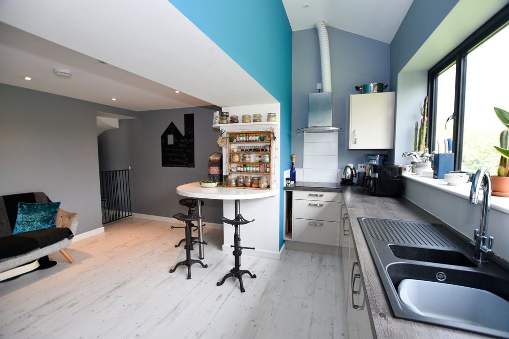 Property photo 3 of 17 Kitchen