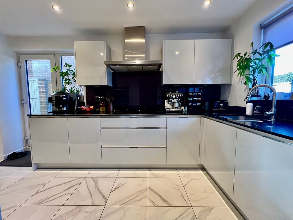 Property photo 3 of 18 Kitchen