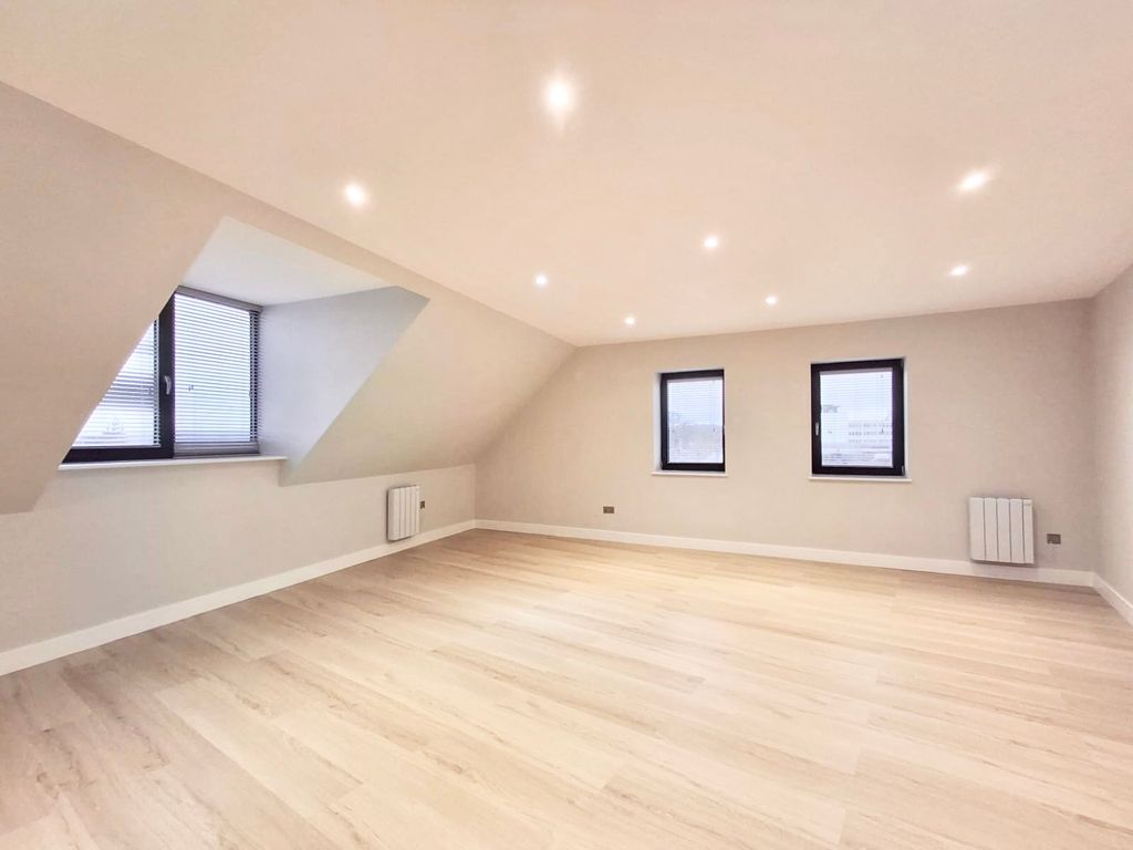 Property photo 3 of 6 Lounge