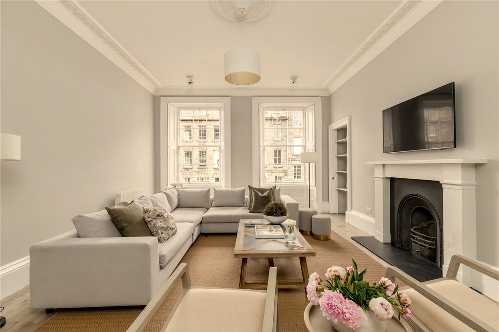 Property photo 3 of 19 Sitting Room