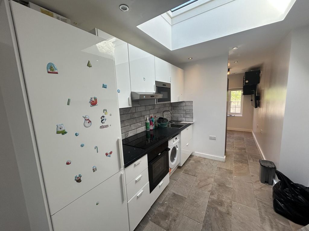 Property photo 3 of 5 Kitchen