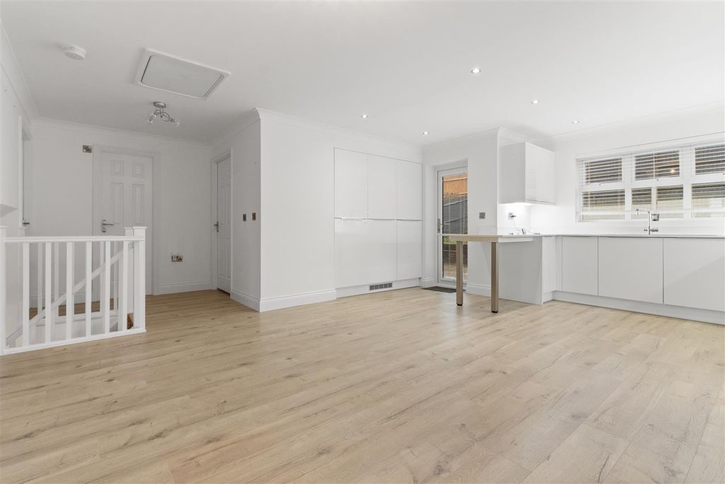 Property photo 2 of 21 Kitchen/Dining Room