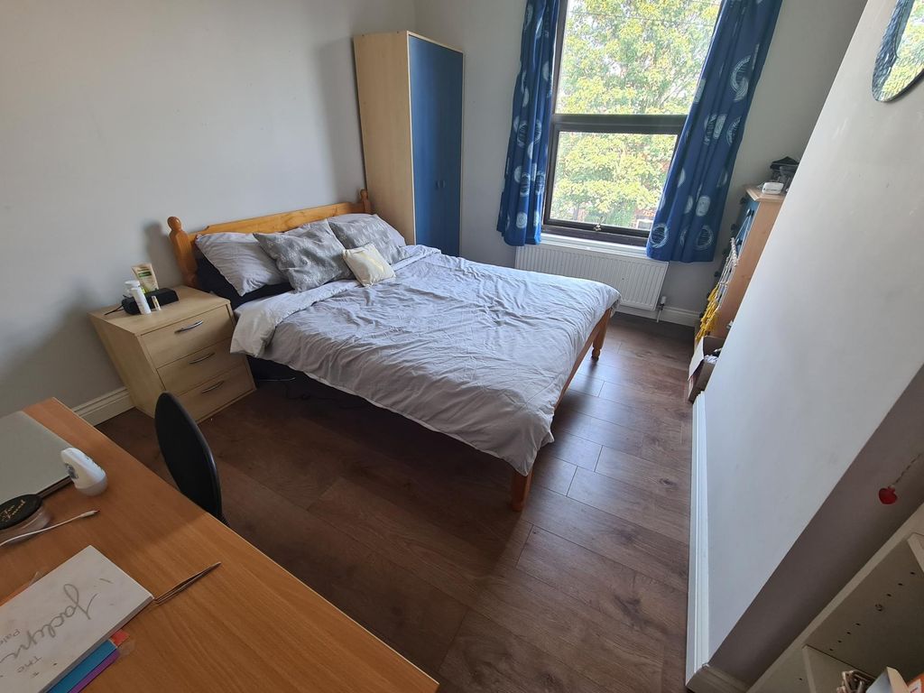 Property photo 1 of 15 A Tidy Double Bedroom Featuring A Comfortable Doub...