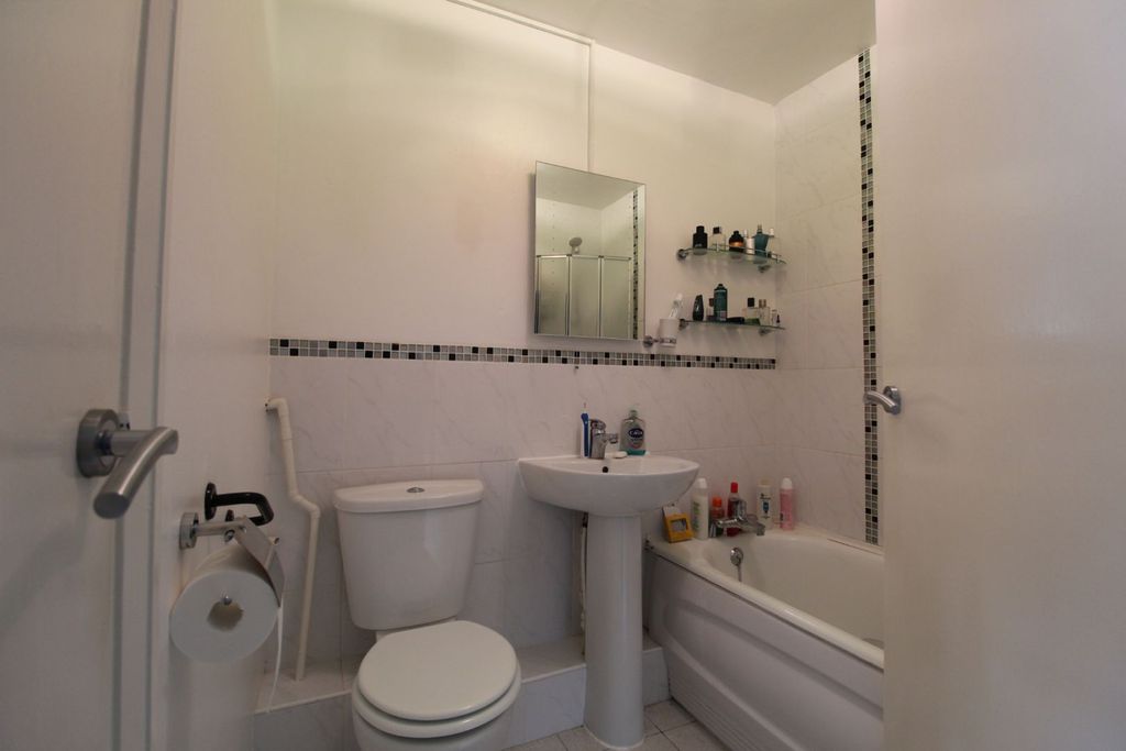 Property photo 1 of 9 Bathroom