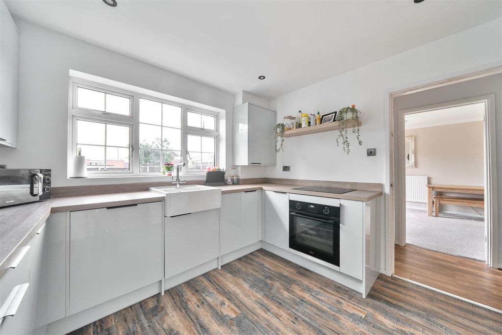 Property photo 3 of 18 Kitchen