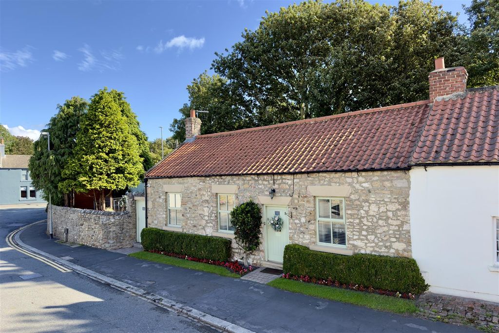 Property photo 2 of 35